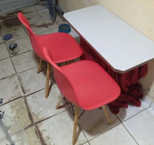 MESA PARA COZINHA DOBRÁVEL COM 2 CADEIRAS PÉ DE PALITO