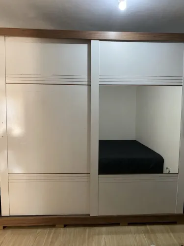 Guarda-roupa casal com portas de correr e espelho - ótimo estado