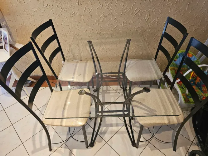 Mesa de ferro, tampo de vidro
