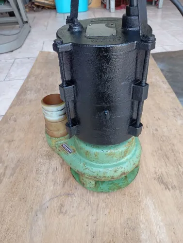 Vendo bomba elétrica para resíduos