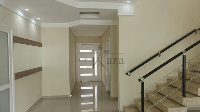 Casa Sobrado em Condomínio - Villa de Sant`anna - 4 Dormitórios - 303m²