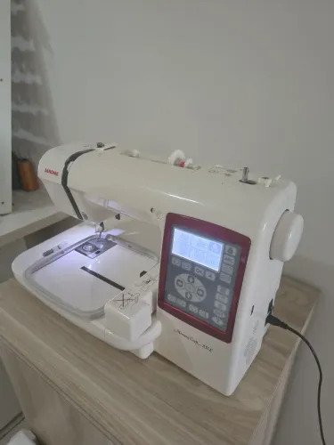 Bordadeira Janome Memory Craft 230E Semi-nova