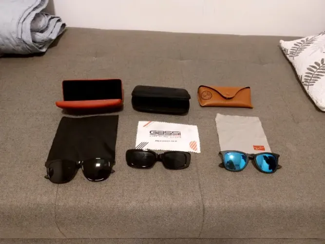 3 Óculos de Sol com Cases e Flanelas (Chillibeans e Ray-Ban)