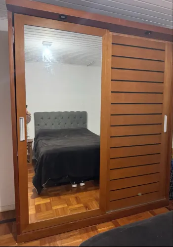 Guarda roupa de madeira