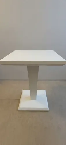Mesa branca de madeira