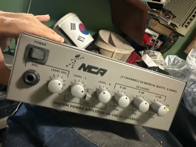 mplificador de som ambiente (amplificador de potência estéreo).