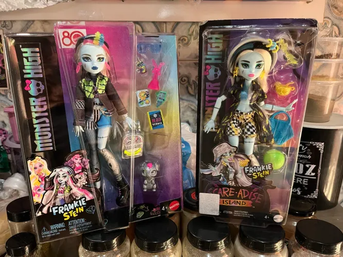 Bonecas Frankie Stein Core Refresh e Frankie Stein Scare-Adise Island
