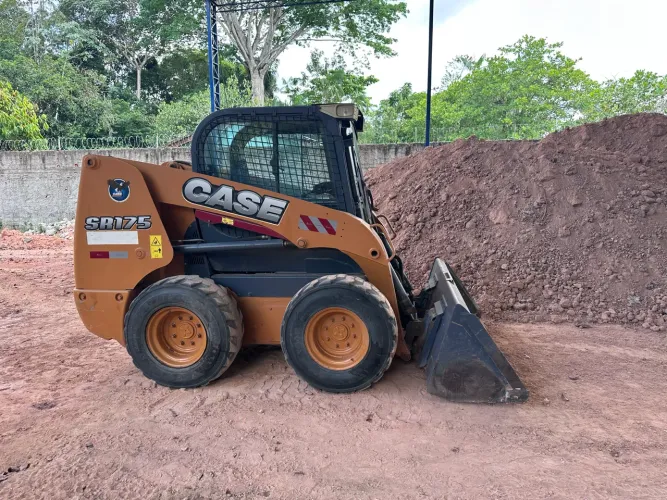 Mini Carregadeira | Terraplenagem | Limpeza de Terreno | Escavação | Demolição