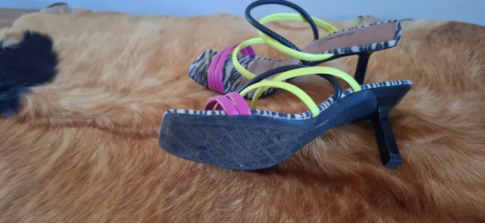 Sapatos de salto semi novos,preço de desapego.