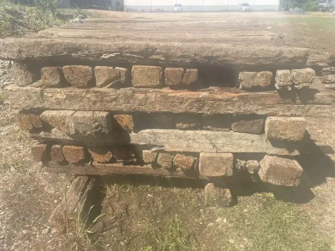 DORMENTES DE MADEIRA USADOS - RESISTÊNCIA, HISTÓRIA E CHARME RÚSTICO!