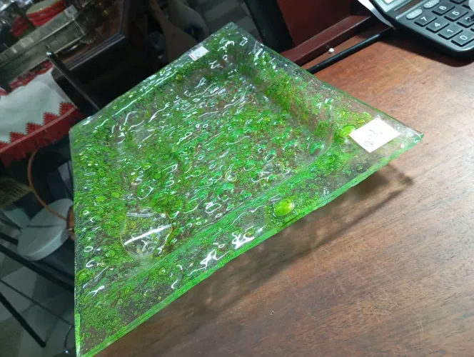 Bandeja em vidro com bolhas. 30 x 40. Verde.