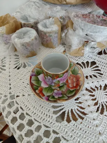 Lindo jogo de 6 xícaras e 6 pires para cafezinho, 