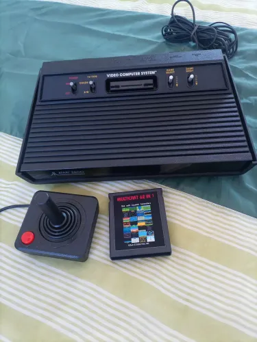 Atari 2600 + Cartucho 62 jogos + 02 controles
