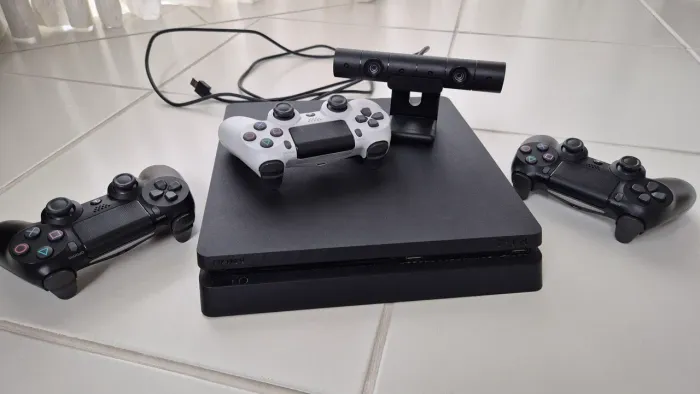 PlayStation 4 com 3 controles e câmera original