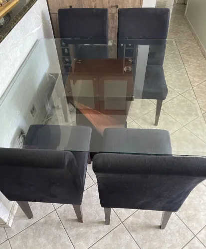Mesa com 4 cadeiras 