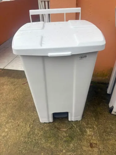 Vendo lixeira de pedal com rodinha 100L<br><br>rodinha 100 litros<br><br>Produto novo