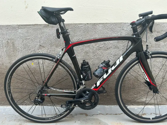 Bicicleta Fuji toda de fibra de carbono tamanho 56
