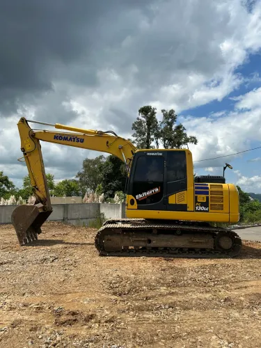 Escavadeira Komatsu pc 130