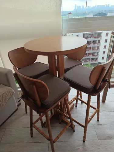Bistrô com 4 banquetas estofadas