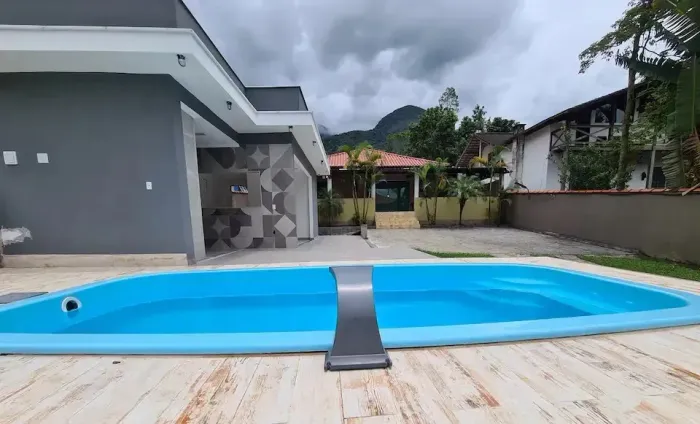 Luxuosa Casa Mobiliada com Piscina Privativa no Condomínio Alpha 1, em Guapimirim