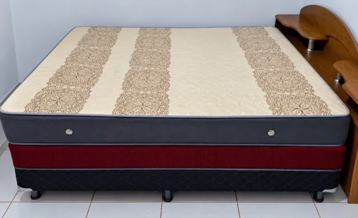 Vendo cama Box com colchão, mais cabeceira. Tudo novo