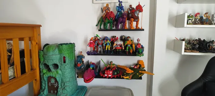 Coleção he-man ou se preferir master of universo, sendo 22 bonecos 9 veículos e um castelo