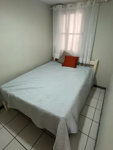 Cama de madeira com dois colchões casal 