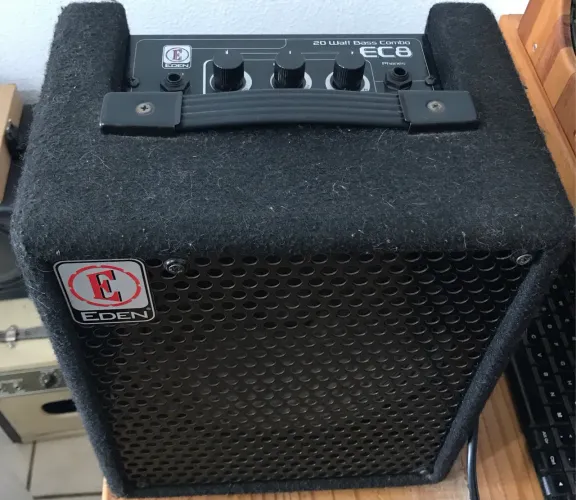 Amplificador de contra-baixo Eden EC8