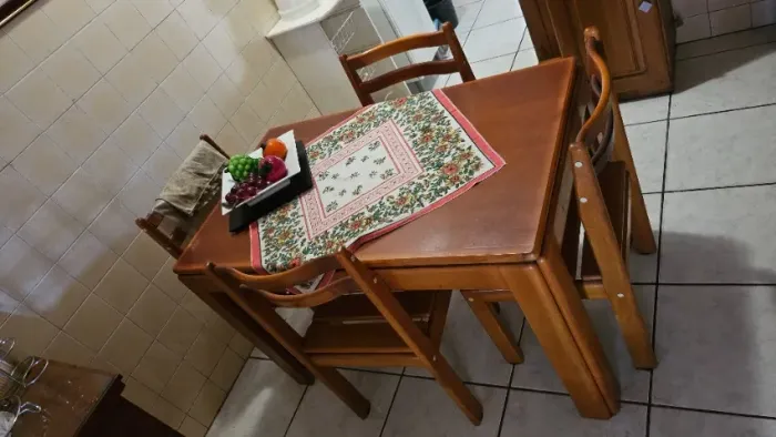 Conjunto de mesa de jantar e 4 cadeiras em madeira maciça Marfim