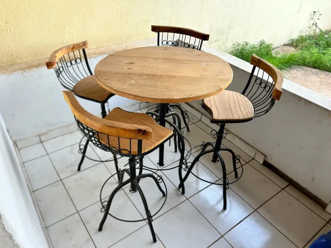 Bistrô Rústico: Mesa Alta + 4 Banquetas (Ferro e Madeira)