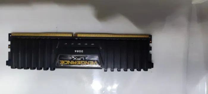 Memória RAM DDR4 8GB 3200MHz Corsair Vengeance LPX para PC desktop usada