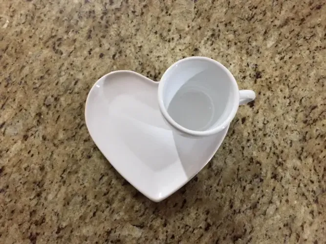 Xícara + pires de porcelana (PEÇA ÚNICA)