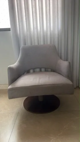 Poltrona Giratória em Linho Cinza - Excelente Estado | Maria Alice Decorações