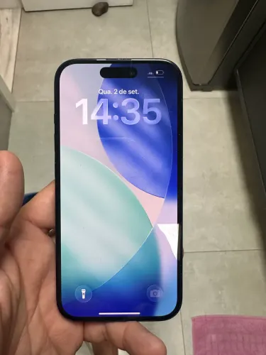 iPhone 15 com 256 Gb, preto, conservado.