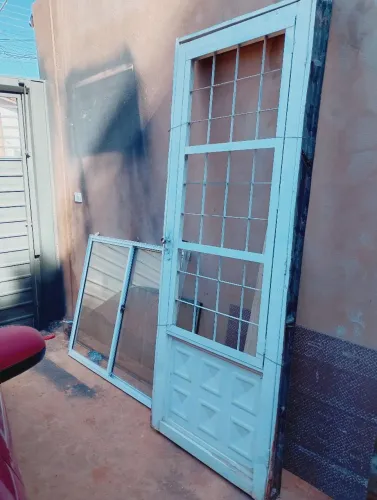 Vendo porta e janela semi-novos