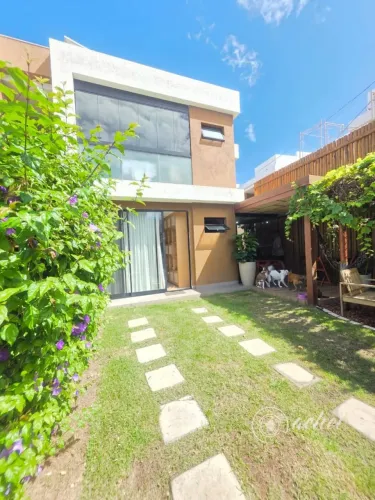 Venda | Garden com alma de casa a um passo da Praia de Buraquinho