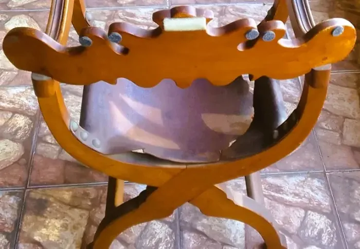 Cadeira Savanarola madeira nobre assento arqueado Encosto fixo recorte Braços em volutas *