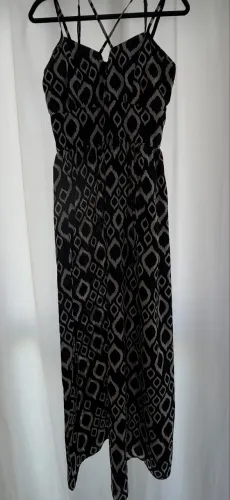 vestido longo preto e branco estampa geométrica