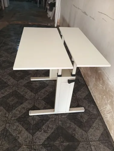 Mesa pra computador com regulagem de altura.1 metro de largura por 76cm profundidade.