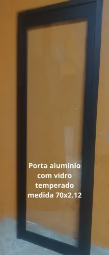 Porta de alumínio preto com vidro temperado