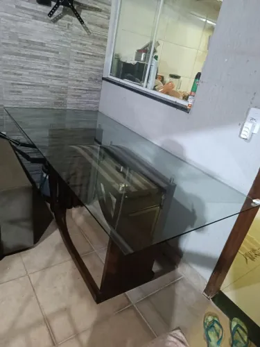 Mesa com base de madeira maciça para 6 lugares