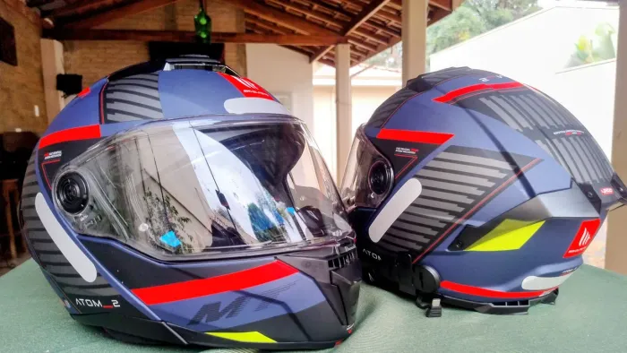 Par de Capacetes MT Helmt modelo Atom 2, muito novos, usados apenas 4 vezes