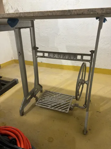 Pé de máquina com tampo de granito