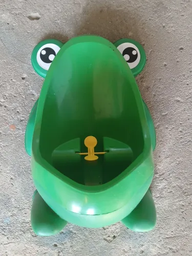 Sapinho de parede pra criança urinar