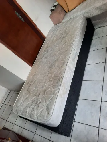 Vendo cama box com colchão 