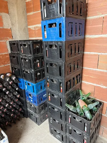 Vendo caixas de vasilhames Litrinho 