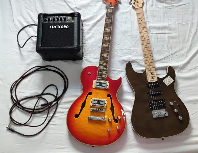 Kit Duplo Guitarras: Semi-acústica Golden + Strinberg Superstrato + Cubo Meteoro + Cabo