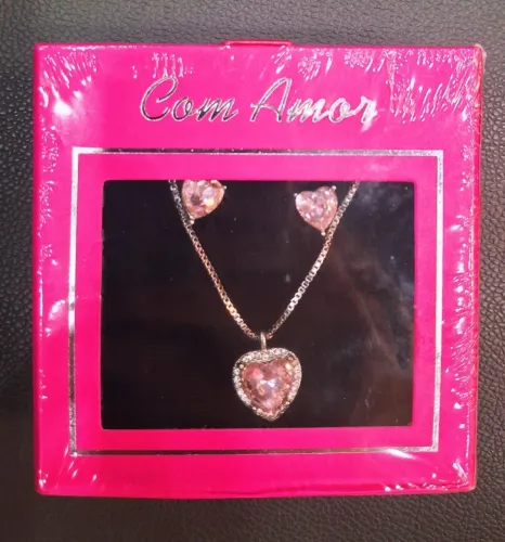 Conjunto na cor prata brinco e coração rosa com zircônias
