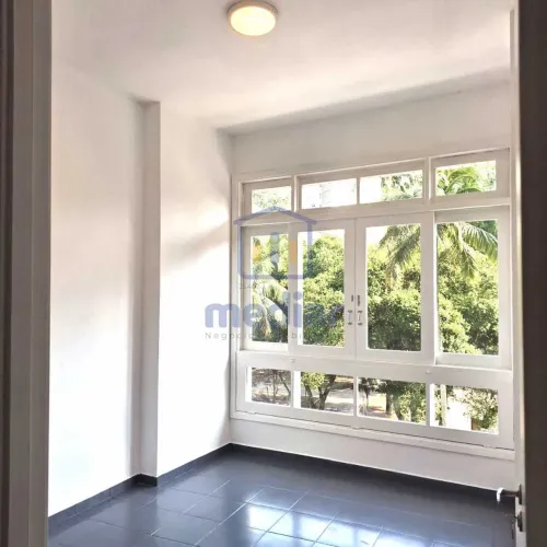 Apartamento reformado com 2 dormitórios, 56 m² e elevador, na Praça da Biquinha !