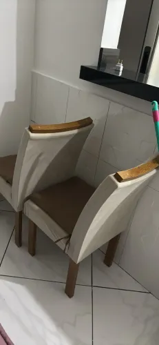 Mesa de jantar quadrada com 4 cadeiras 